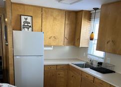 Adorable 1 bedroom, 2 blocks from historic downtown. - Twin Falls - Kitchen