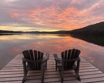 Hillside Retreat: Cozy Getaway Near the Peaks - Waterford - Patio