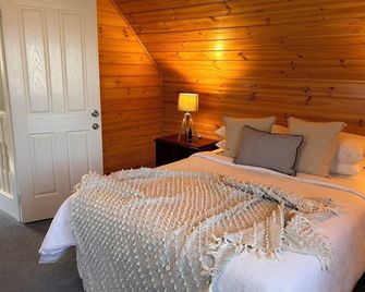 Sails - elegant, spacious beach villa - Port Fairy - Bedroom