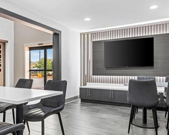 Super 8 by Wyndham Athens - Athens - Jídelna