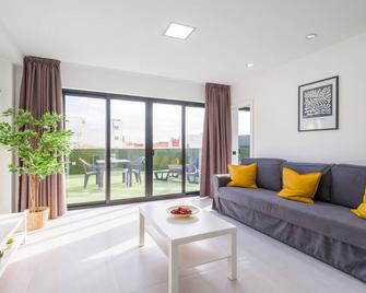 Apartment in Las Palmas with Spacious Terrace - Las Palmas de Gran Canaria - Living room