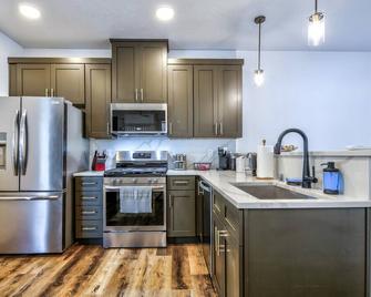 Cozy Spacious Retreat with Fireplace 205 - Juneau - Kitchen