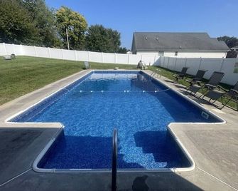 Cozy Pool & Hot Tub Retreat by Casino - Charles Town - Uima-allas
