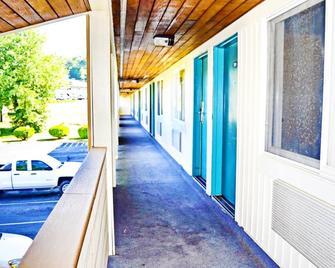 Flagship Inn And Suites - Groton - Parveke
