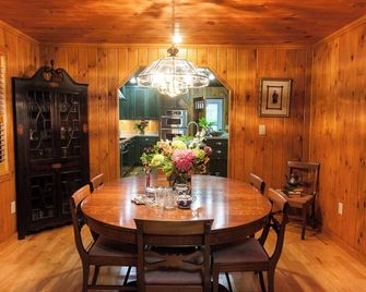 Sanjema Lodge | Spacious Home in Ridgecrest - Ridgecrest - Comedor