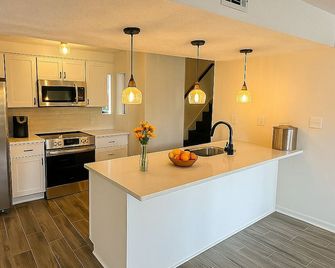 Agam’s Oasis: Your Lakeside Serene Getaway Come relax in a slice of paradise. - Griffin - Keuken