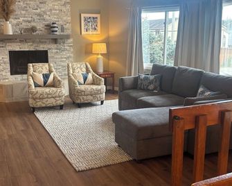 Upscale Anchorage Getaway, Cozy & Newly Remodeled - Anchorage - Living room