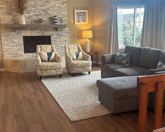 Upscale Anchorage Getaway, Cozy & Newly Remodeled - Anchorage - Living room