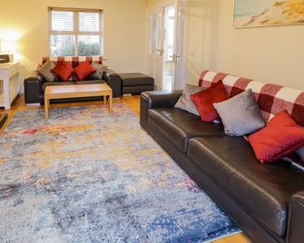 Sea Spray Cottage - Letterkenny - Living room