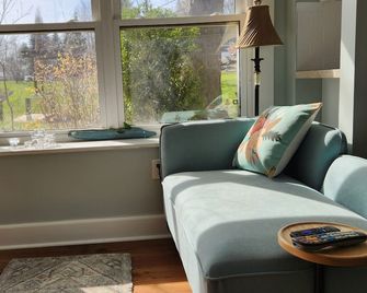 Beautiful, relaxing lakeside getaway amid lush gardens and stunning views - Port Burwell - Living room