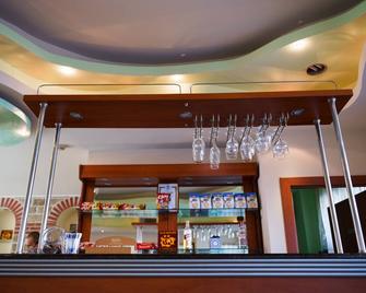 ديونيس هوتل - فارنا - بار