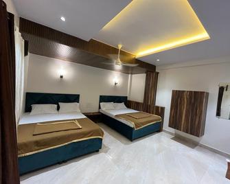 Blueberry Budget Hotel - Shirdi - Bedroom