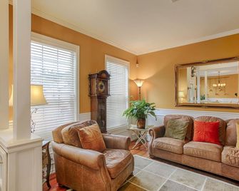 Oregon Winemakers Beautiful Colonial in Salem - Minutes to world class wineries - Salem - Living room