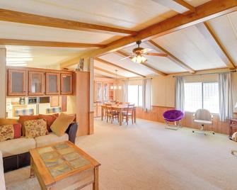 Bullhead City Home w/ Fire Pit - Walk to CO River! - Bullhead City - Living room
