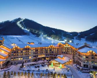 Wanda Jin Suites Changbaishan - Baishan - Budova