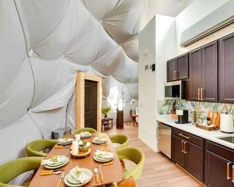 Unique Escapes - Nature Lovers Geodome - Monticello - Dining room