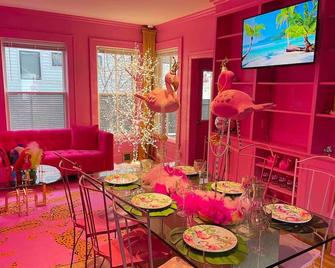 Pink Flamingo Downtown Hudson w/hottub - Hudson - Essbereich