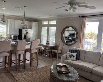 10 minutes away from Bahia Honda and 30 minutes away from Key West - Ramrod Key - Living room
