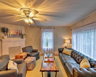New Bern Home w/ Yard, Grill + Walkable Location - New Bern - Wohnzimmer