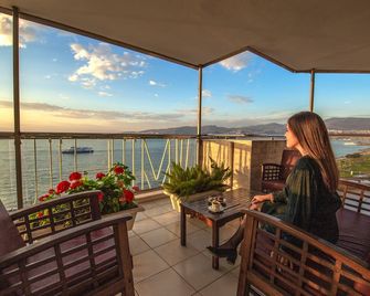 Izmir Palas Hotel - איזמיר - מרפסת