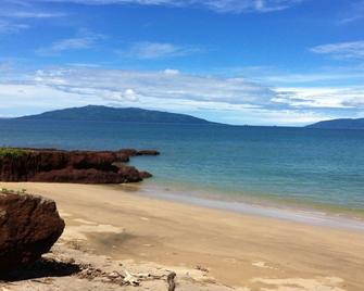 Hut Gite Ti Case Pied Dans L'eau Presqu'ile Ambato Face Nosy Bé Et Nosy Komba - Antafondro - Plaża