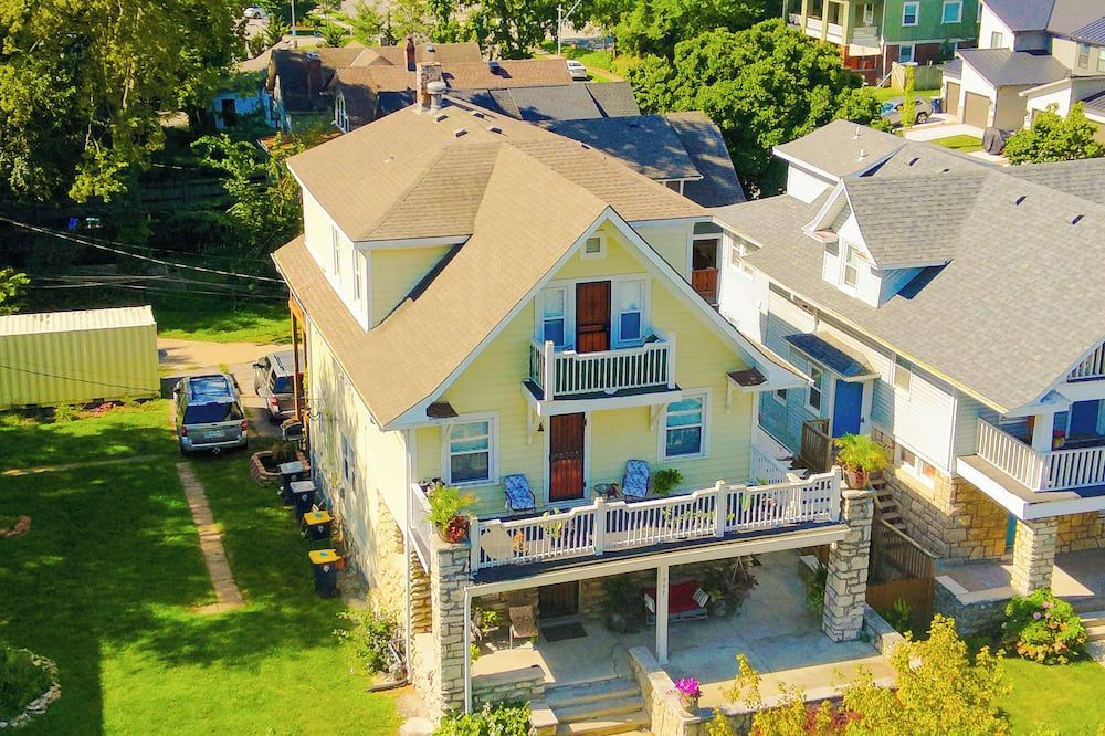 Newly Renovated Stylish 3rd Floor Apartment 5 mins from Country Club Plaza - קנזס סיטי - בניין