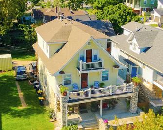 Newly Renovated Stylish 3rd Floor Apartment 5 mins from Country Club Plaza - Kansas City - Edificio