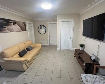 Cozy Private Stay In Valleyfield – Perfect for All Travelers - Salaberry-de-Valleyfield - Wohnzimmer