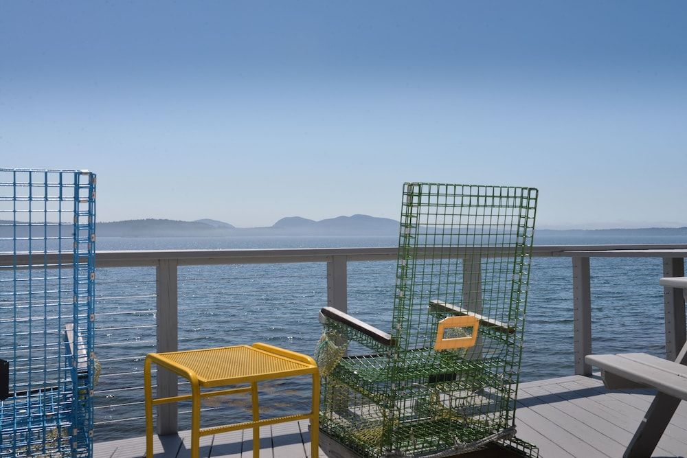 You Can't Get Closer To The Water Than This! - Trenton - Balkón