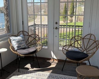 Sunny Side Up, a Four Season Lakefront Retreat with Dock on Findley Lake. - Clymer - Balcony