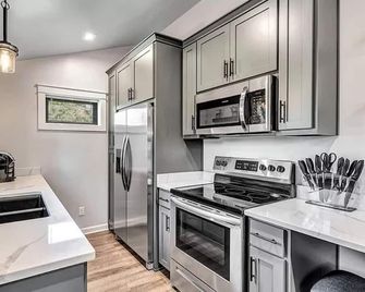 Walk to Lambeau, Heat & A/C - Green Bay - Kitchen
