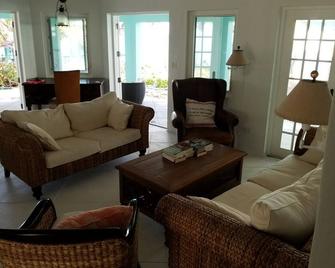 Oceanfront- Andros Retreat -Fresh Creek-4br - Andros Town - Living room