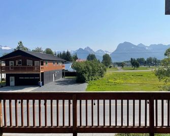 Relax comfortably & enjoy a 2-bedroom studio in Valdez perfect for your getaway. - Valdez - Balcón