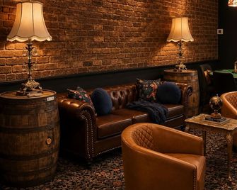 108 on Main:Behind the Secret Door Apartment historic downtown Horse Cave Ky - Horse Cave - Lounge