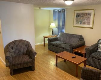 Strip Location | Pet Friendly | A/C | Wi-Fi & Cable | Fire Pit | Wine Country - Geneva - Sala de estar