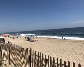 Cottage attached to multifamily home w direct private access to Salisbury Beach - Salisbury - Beach