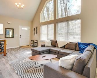 Hike & Ski: Pocono Lake Home w/ Community Perks! - Pocono Pines - Living room