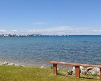 Bell's Melody Motel - Mackinaw City - Makuuhuone