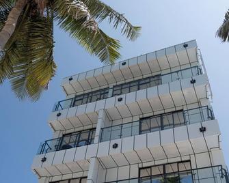 Wings by Hawks Hotels Kamadhoo Baa Atoll - Kamadhoo - Building