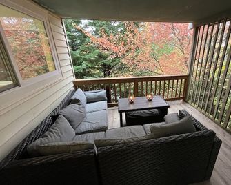 Minutes from downtown and the Arts district awaits your Emerald Forest Hideaway. - Portland - Balcony