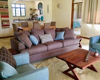 Cozy bungalow on prestigious golf and wildlife estate in Tanzania - Usa River - Living room