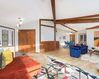 Riverfront Home 1 Hr to Msp. Sleeps 9. Main Floor Living. Firepit & Pool Table - St. Cloud - Sala de estar