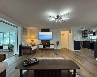 Living fun & Easy on the Water - Ellenton - Living room