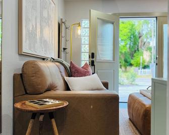 3br Oasis Dt Orl, Full Kitchen & Fenced Yard! - Orlando - Sala de estar