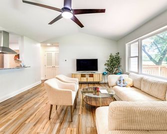 Pets Welcome: Riverfront Getaway in Colonial Beach - Colonial Beach - Living room