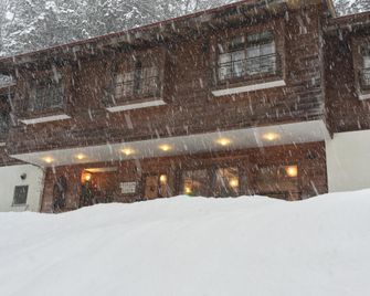 Inn of Amigos Yasuda Pension - Takayama - Building