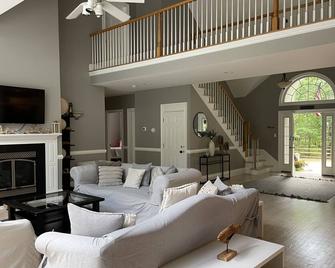 Gorgeous private Hamptons house with pool and volleyball court - Hampton Bays - Sala de estar