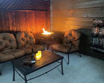 Sweet Queen Retreat in Downtown Los Olivos. - Los Olivos - Living room
