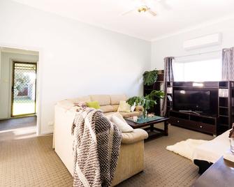 Coal D' Vine Cottage - Cessnock Nsw - Cessnock - Living room