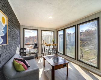 Pet-Friendly Boone Home w/ Scenic Mountain Views! - Boone - Living room